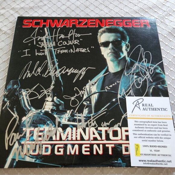 Arnold Schwarzenegger, Linda Hamilton + Cast signed Terminator 2: Judgement Day - Picture 6 of 11